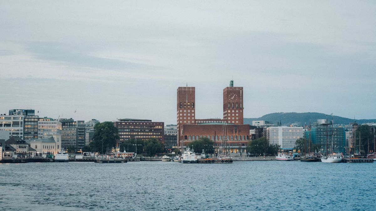 Das Osloer Rathaus mit seinen zwei Türmen, vom Wasser aus gesehen
