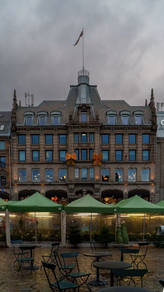 Festlich mit Schleifen geschmückte Fassade über Marktständen